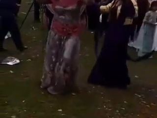 Wanita Kurdish yang cantik menari dalam pakaian Kurdish yang cantik