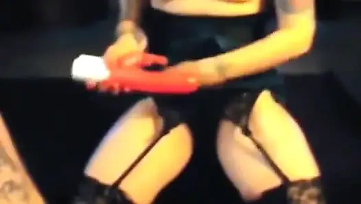 Mike si cewek bertato lagi asik nyepong sampai tenggorokan