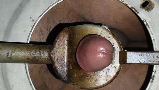 Индийская тинка трахается с газовой дыркой в духовке
