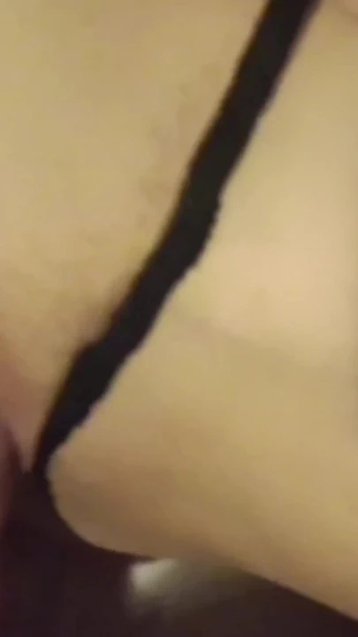 来自“劳拉，性感的女人，我喜欢在她们摇晃时得到我的刺激”