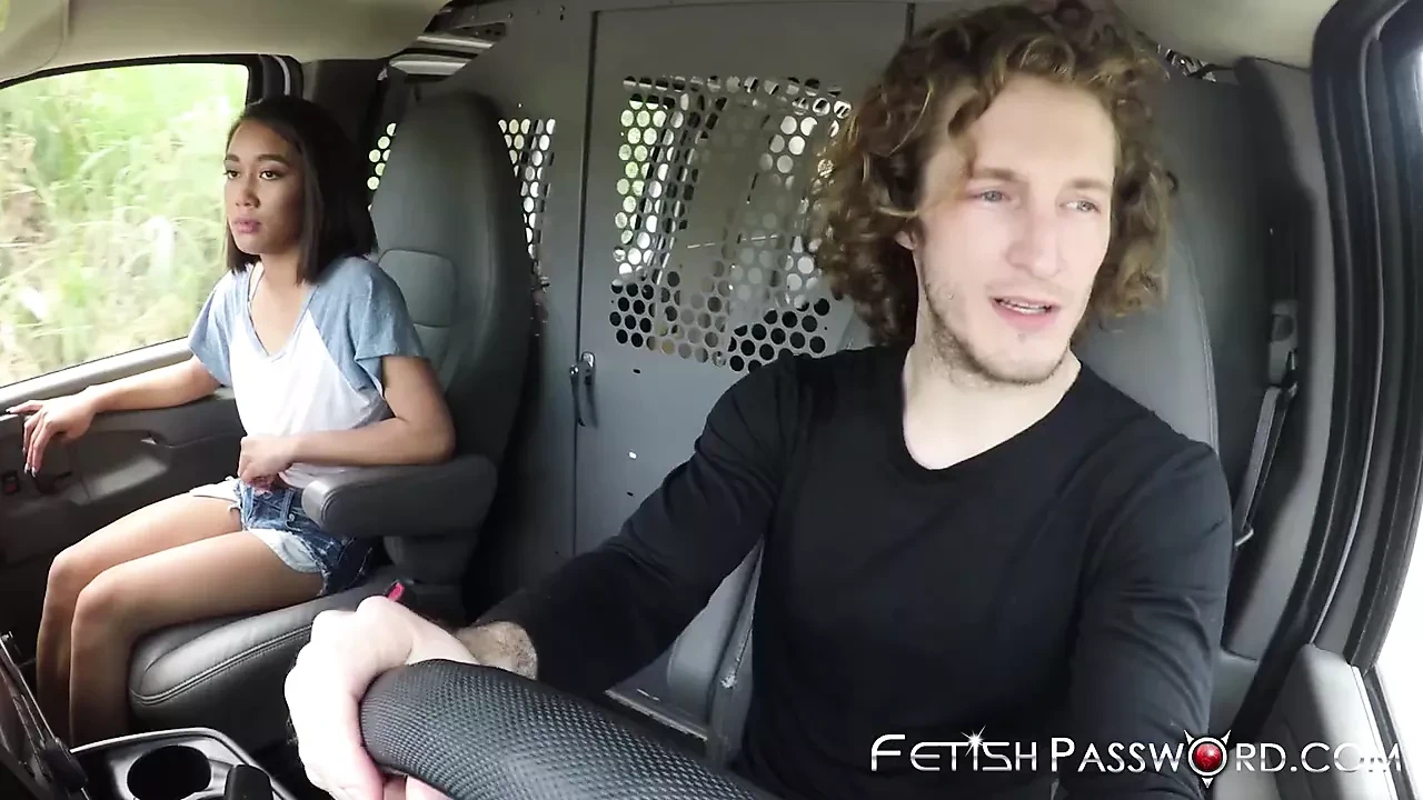 平胸青少年Aria Sky在面包车里被猛烈抨击并被颜射