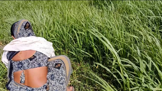 Cutting fodder on the outdoor field, sister-in-law urinating, brother-in-law saw it, brother-in-law made a mod and made a hut to sister-in-law, rubbed and left the kahar.