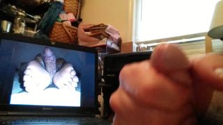 彼女がエロいゴットレズの足の写真をオナニー