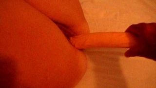 Ehefrau masturbiert mit langem Dildo, Gurke und Karotte