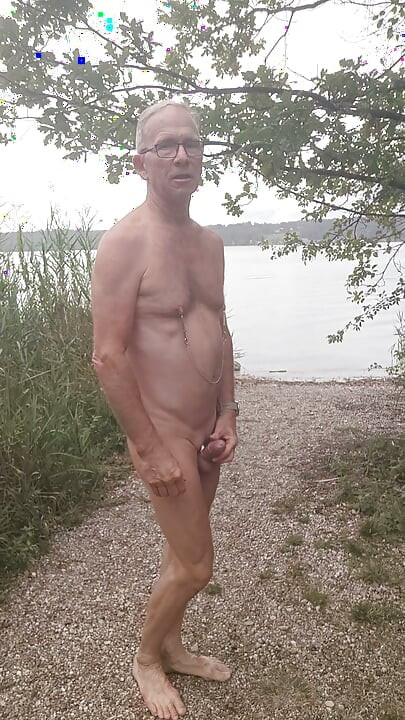 Pute sur une plage publique