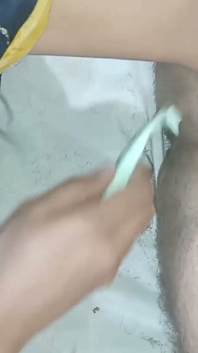 Stor pik risikabel barbering af min pik, liderlig onani, gnidning af glatbarberet fisse og cumshot-orgasme | Klip 2