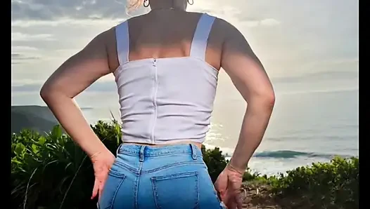 Kızıl saçlı üvey kız sevimli küçük vücudunu gösteriyor