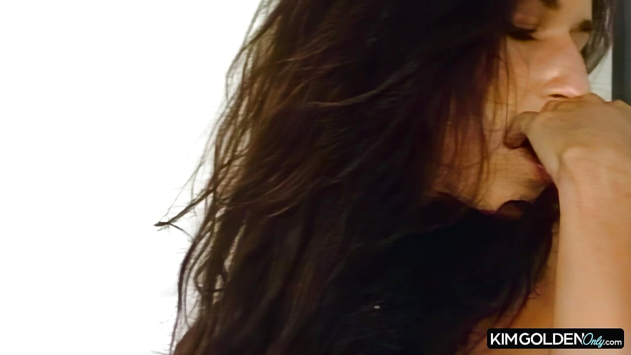 Heisser Sex mit kurviger Bruenetten und muskuloesem Hengst