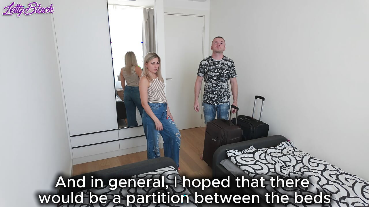 Une belle-mère partage son lit avec son beau-fils - pipe, léchage de chatte et baise brutale dans la petite chambre d’hôtel