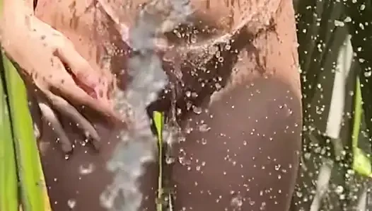 Striptease unter fließendem Wasser und Masturbation mit schönen Fingern