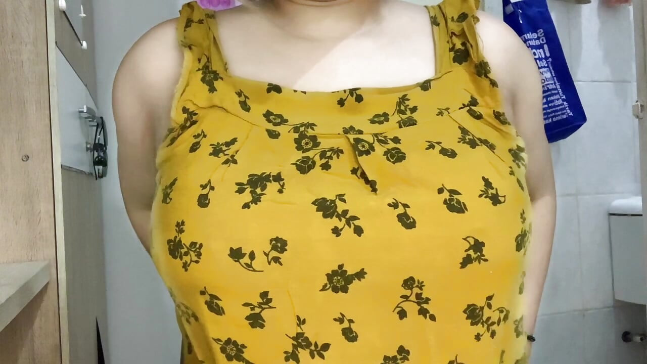 Esta mulher é divertida para brincar com seu vibrador