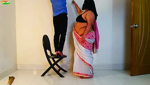 Orta yaşlı seksi kadın ateşli Arap kadın elektrikçi servis görevlisinden sikişmek istiyor