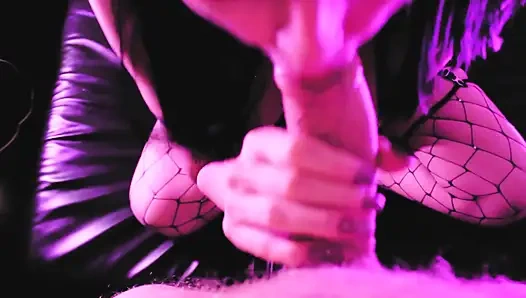 Tante seksi rambut cokelat lagi asik nyepong kontol besar sampai matanya merem melek