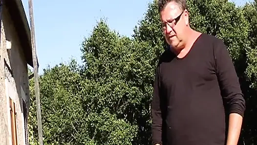 Татуированную французскую шлюшку трахнули на шоу на улице