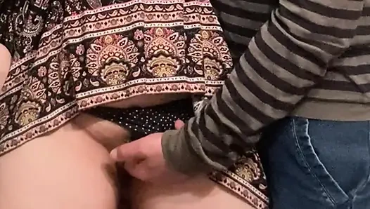 Pacarku membiarkan orang cabul masturbasiku di kereta bawah tanah