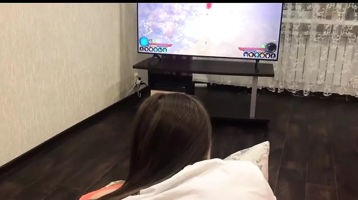 和正在玩游戏的妻子的朋友玩粗暴肛交