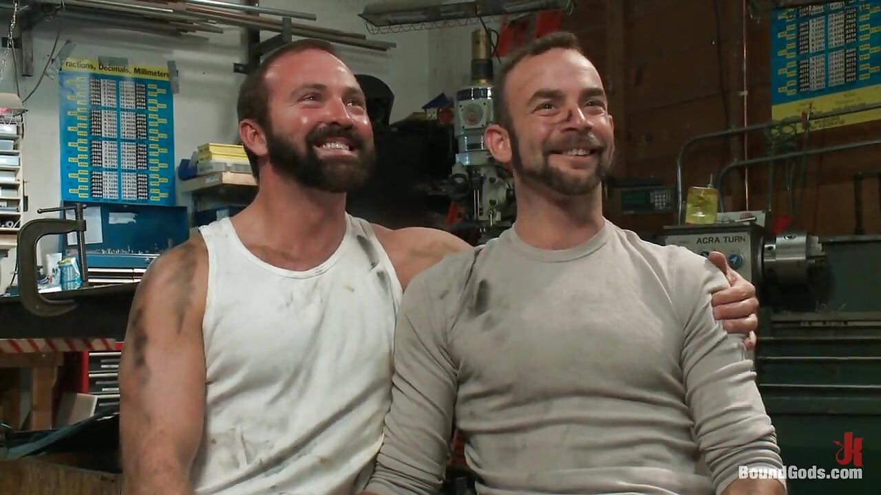 نيك عبودية زيت المحرك في متجر المعادن