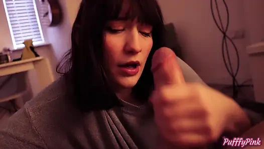 Aku pertama kali nyepong kontol sahabatku!