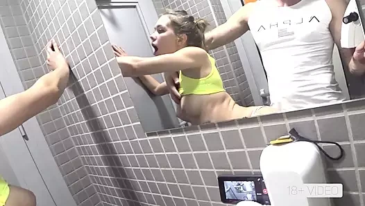 Spor salonu tuvaletinde halka açık sikiş - yoga pantolonuna boşalma