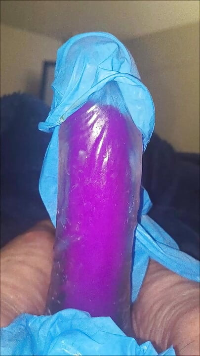 Sarung Tangan Lateks dan Kaki Telanjang memperlihatkan cara aku ingin mengocok kontolmu