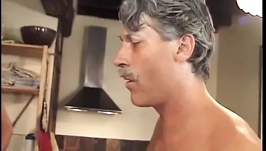 Reife MILF squirtet zu dritt wild auf das gesicht des alten mannes