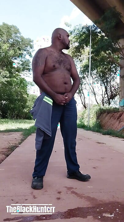 Berpatah balik dari tempat kerja, saya berhenti untuk kencing dan akhirnya menanggalkan semua pakaian saya di tepi jalan