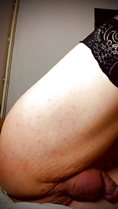 Schwangere femboy genießt mit dildo