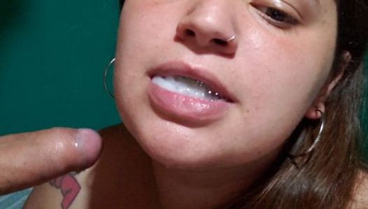 Latina bbw zuigt lul en krijgt haar mond vol sperma
