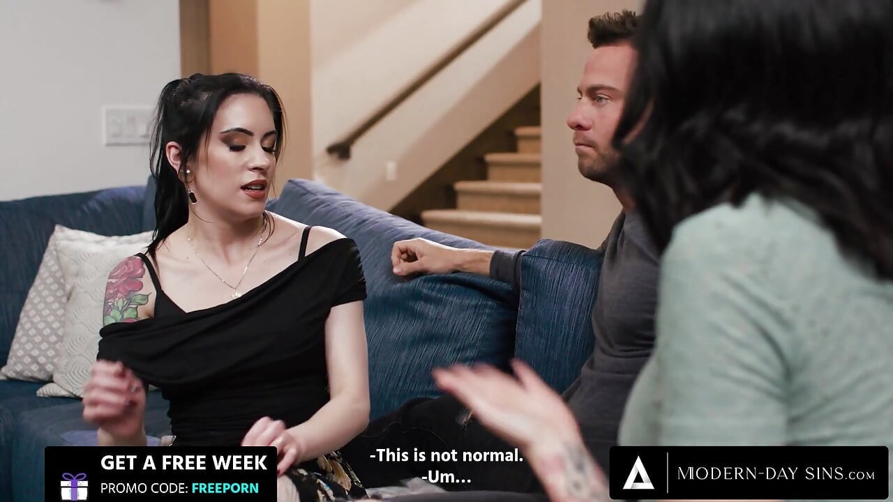 חטאים מודרניים - אישה בהריון מתחרמת בזמן שהיא צופה בבעלה בוגד עם המדריכה לפני הלידה