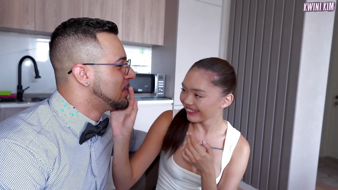 Молода азіатська дружина та її чоловік у незграбному трійці свінгерів з Ніколь Мурковскі!