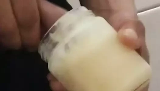 Glas voll Sperma nachgefuellt