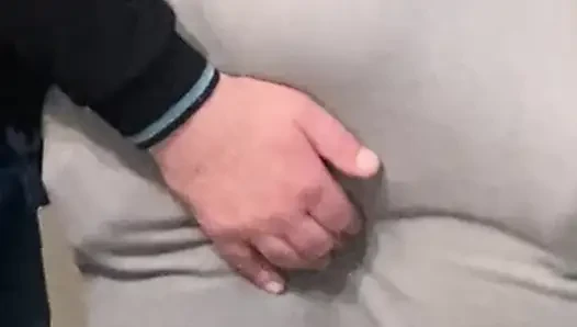 Memek berbulu di-fingering di kereta bawah tanah yang ramai