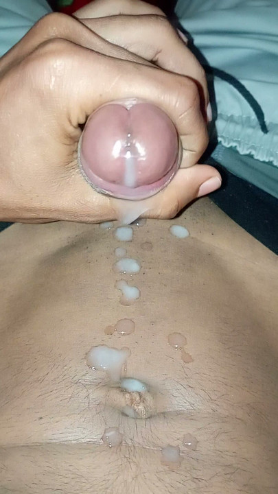 Cowok tampan india ngocok kontol dan ngocok kontol cowok gay di ranjang