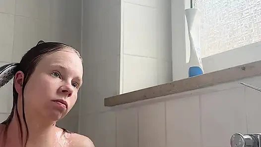 Uzun labialar ve sert meme uçları