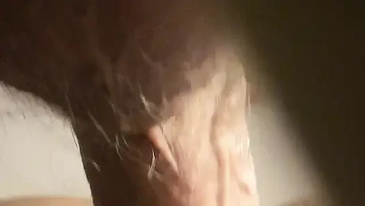 Большой пожилой хуй растягивает молодую киску