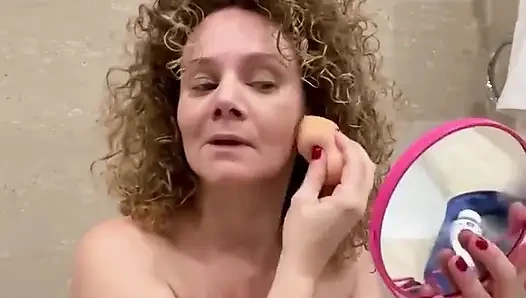 Vollbusige merce make-up komplett nackt