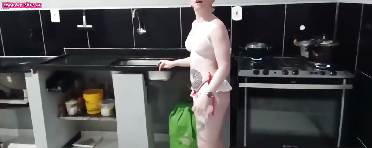 jebala sam dostavljača i naterala ga da me jebe jako dugo dok mi nije svu spermu izbacio po sebi