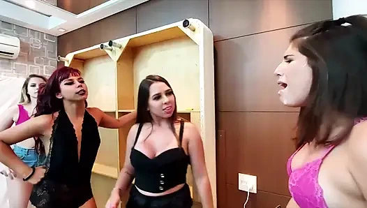 Spit spit swallow gang bang erotis ekstrem dengan4 gadis papan atas, menelan semua cewek seksi meludah