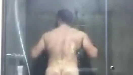 Rico culo musculoso en la regadera.