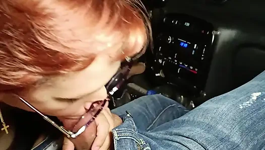 Ich pumpe das pedal meines autos und lutsche den schwanz meines chefs