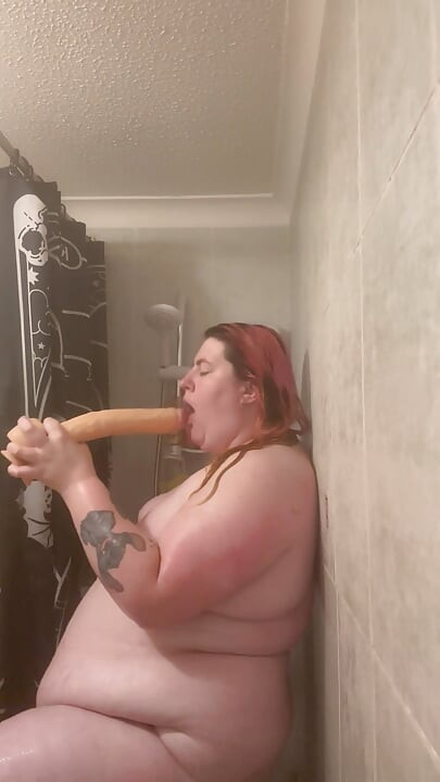 실수로 샤워 중 휴대폰을 남겼습니다.