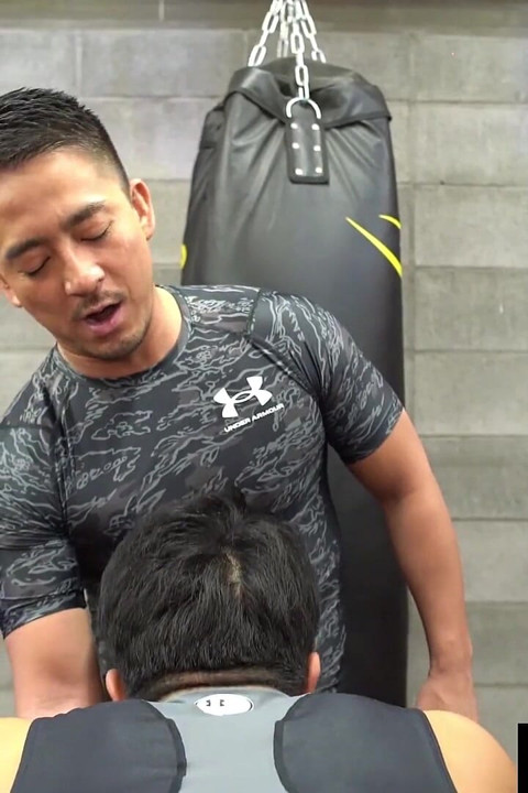 Fit Hiroya dává Kosuke hluboké šukání během tréninku