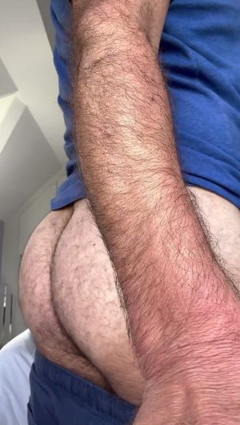 hairy  how do you like my buttocks full of hair, today I woke up very sexy and very hot  someone who wants to 