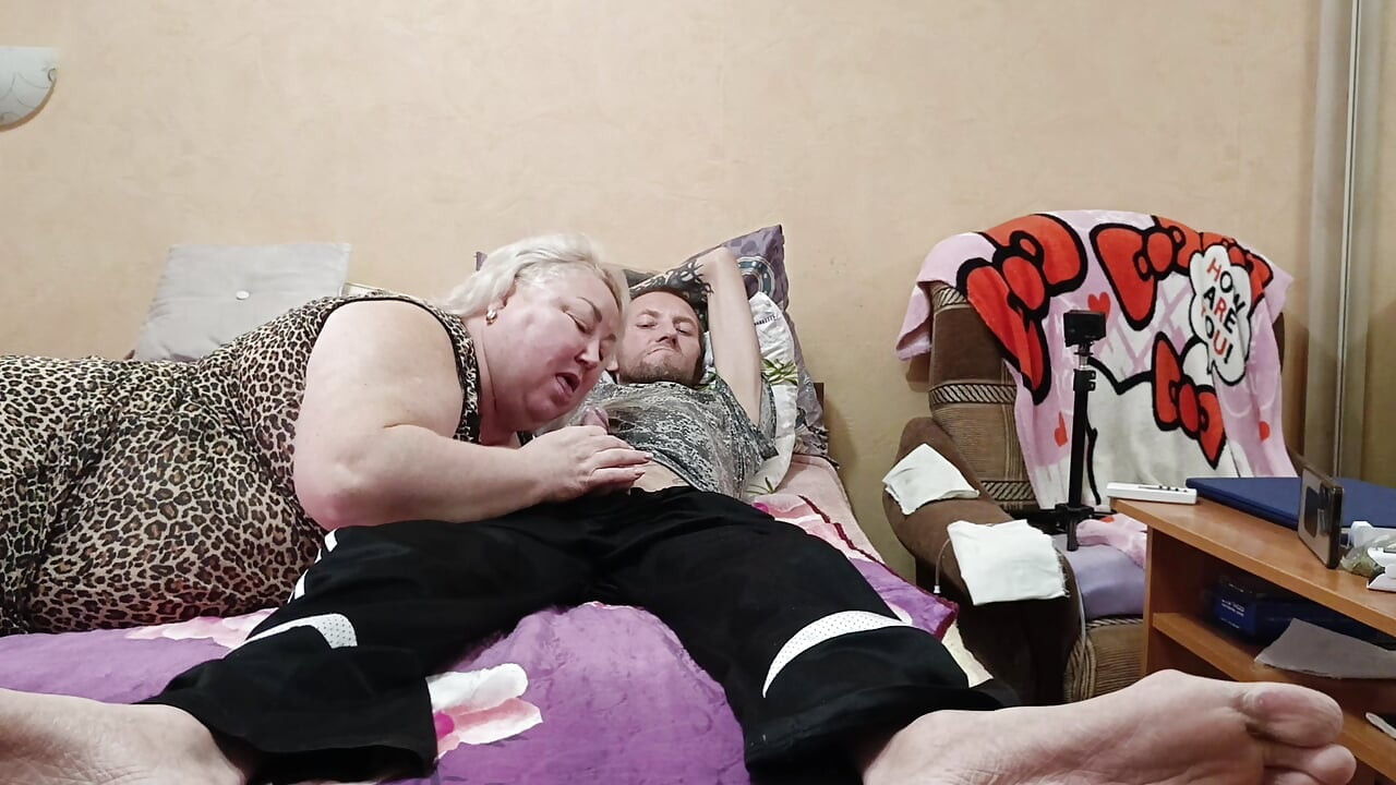 Üvey anneden ağzına boşalma ve yutma ile beklenmedik derin oral seks