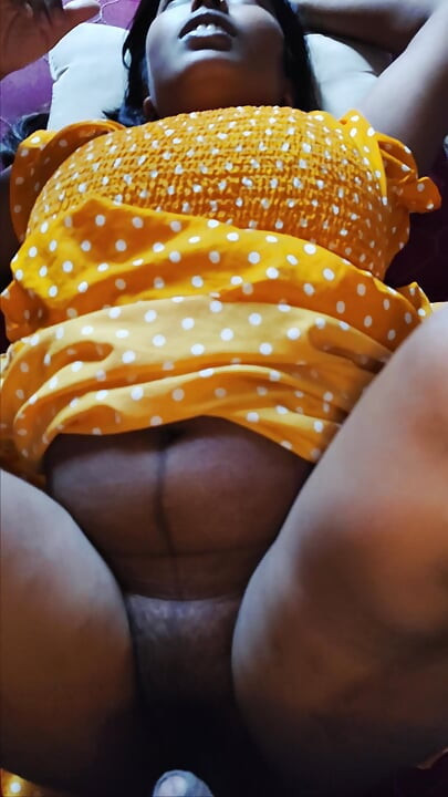 Bahan aapne bhai ka land hilai aaur aapne chut me pahli bar Bhai ka land dal di - brother and stepsister sex.