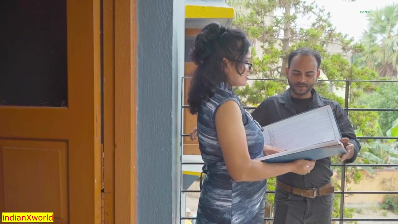 彼女のパーソナルアシスタントとファックする金持ちのマダム!インドのボスセックス