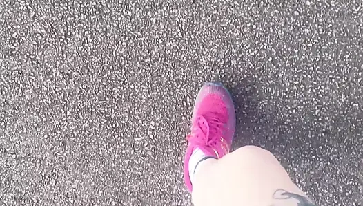 Koştuktan sonra terli ayaklarımı yıkıyorum