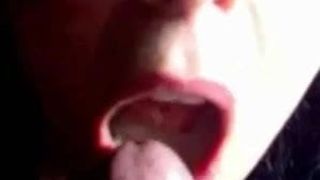 Mädchen öffnet ihren Mund, um seinen riesigen Cumshot zu erhalten