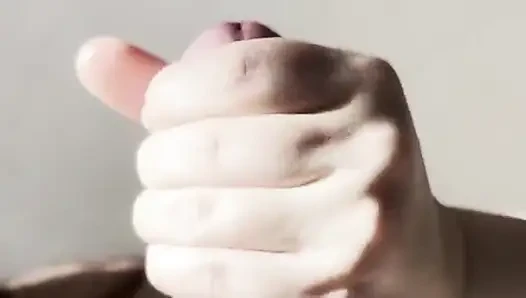 Sinnliche schwanzmassage und eierlecken - provozierte ein riesiges abspritzen! Handjob von der schönheit julia