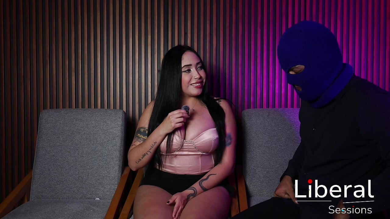 MULHER DE PEITOS GRANDES É FODIDA E GRAVADA POR DOIS HOMENS PELA PRIMEIRA VEZ